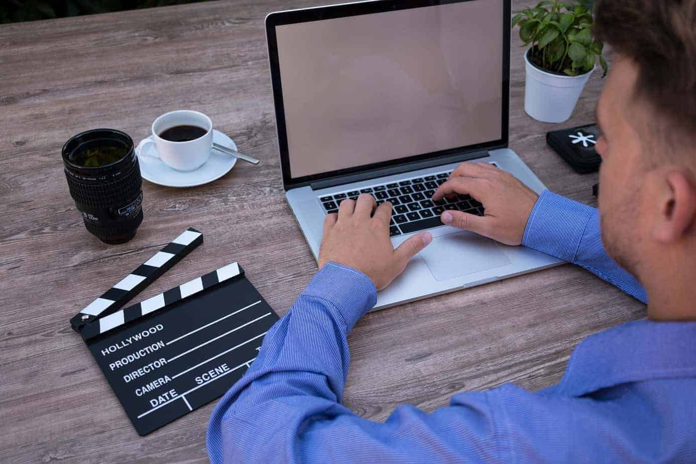 Computer, Film, Klappe, Objektiv, Tisch, Person, Tasse, Kaffee