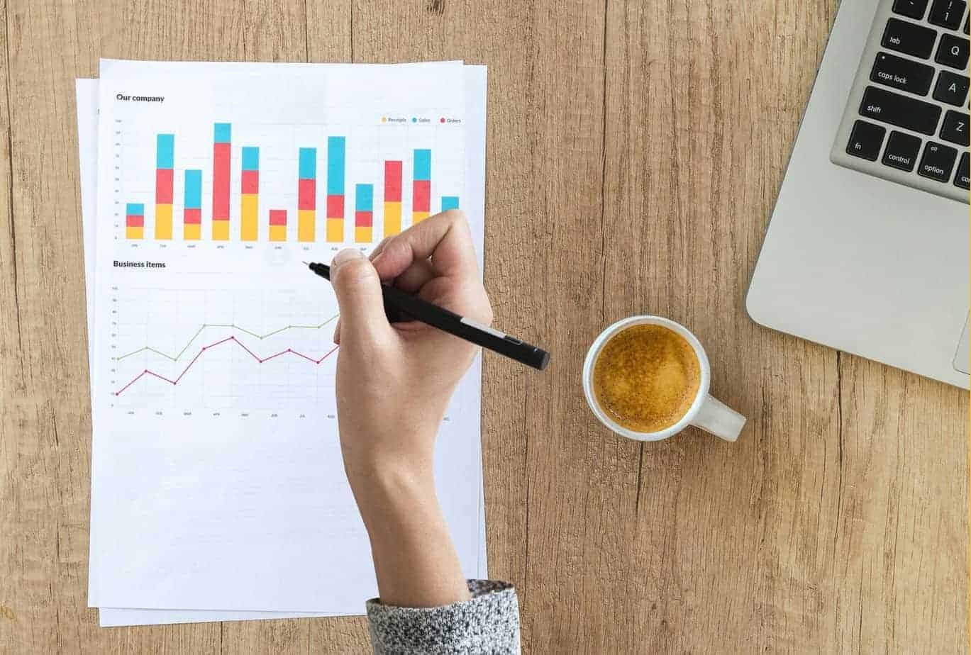 Statistik, Frauen, Männer, Gründer, Existenzgründer, Startups, Start Up, Auswertung, Hand, Kaffee, Computer, Tisch